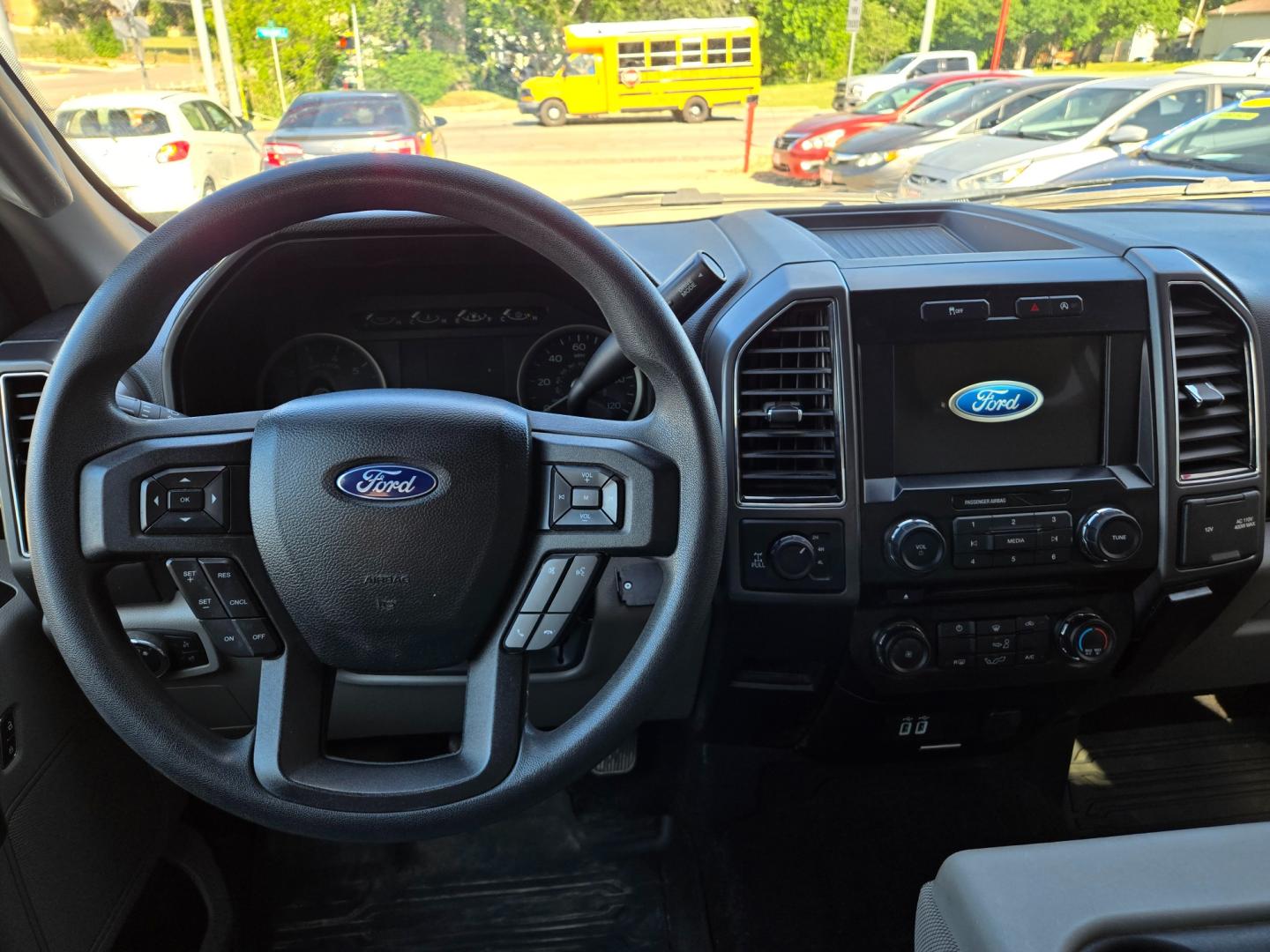 2018 SILVER /BLACK Ford F-150 XLT SuperCrew 5.5-ft. 4WD (1FTEW1E52JK) with an 5.0L V8 OHV 32V engine, 6A transmission, located at 503 West Court, Seguin, TX, 78155, (830) 379-3373, 29.568621, -97.969803 - Photo#5